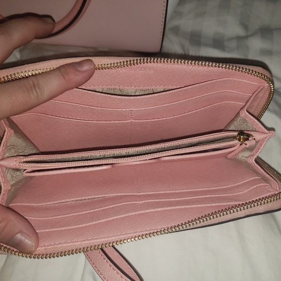 Micheal Kors satchel and wallet - Picture 3 of 3